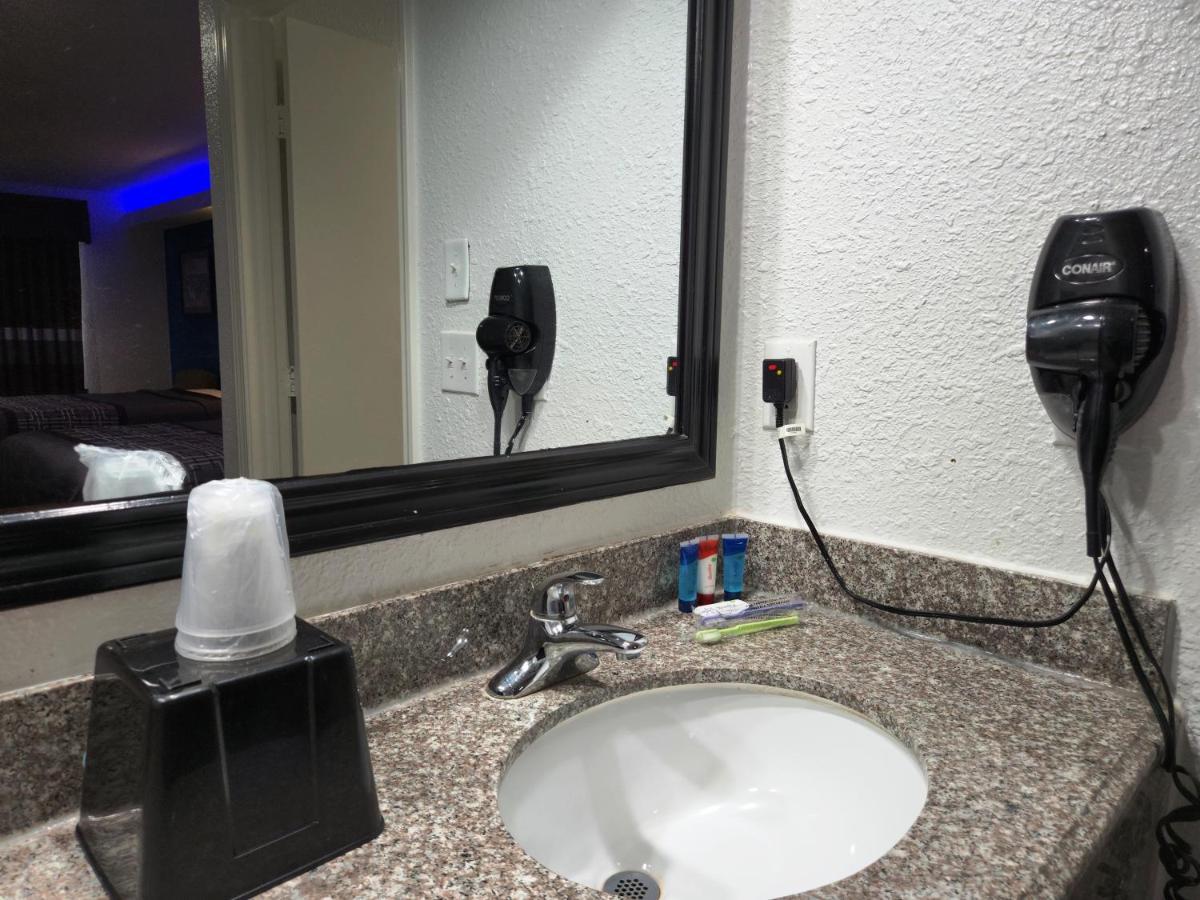 Express Inn Томбол Екстер'єр фото